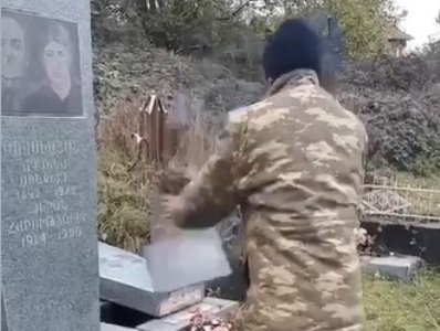 Kelbecer'de Ermeni mezarlıkları tahrip ediliyor